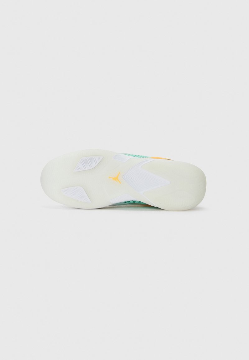 Suela de zapatilla deportiva en verde y blanco, con una superficie texturizada con patrón de espiga, resaltada por acentos naranjas y un logotipo.
