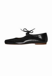 Ballerine in vernice nera con punta quadrata, tacco flat e un fiocco di pizzo sul davanti. Texture liscia con una finitura brillante.