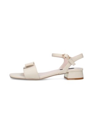 Sandalo beige con punta aperta, cinturino alla caviglia con fibbia, tacco basso a blocco e dettaglio decorativo a pieghe sulla fascia anteriore, vista laterale.