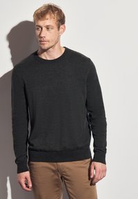 Dunkelgrauer Strickpullover mit einem Rundhalsausschnitt und gerippten Bündchen. Verfügt über ein dezentes Texturmuster und ein kleines Logo auf der Brust.