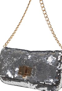 Clutch bag decorato con paillettes argento, con una tracolla in oro e un fermaglio rettangolare al centro. Forma rettangolare compatta.