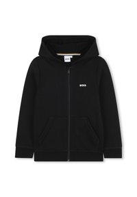 Haut à zip noir avec une poche frontale, tissu doux, capuche ajustable et logo blanc sur la poitrine gauche. Texture lisse et design minimaliste.