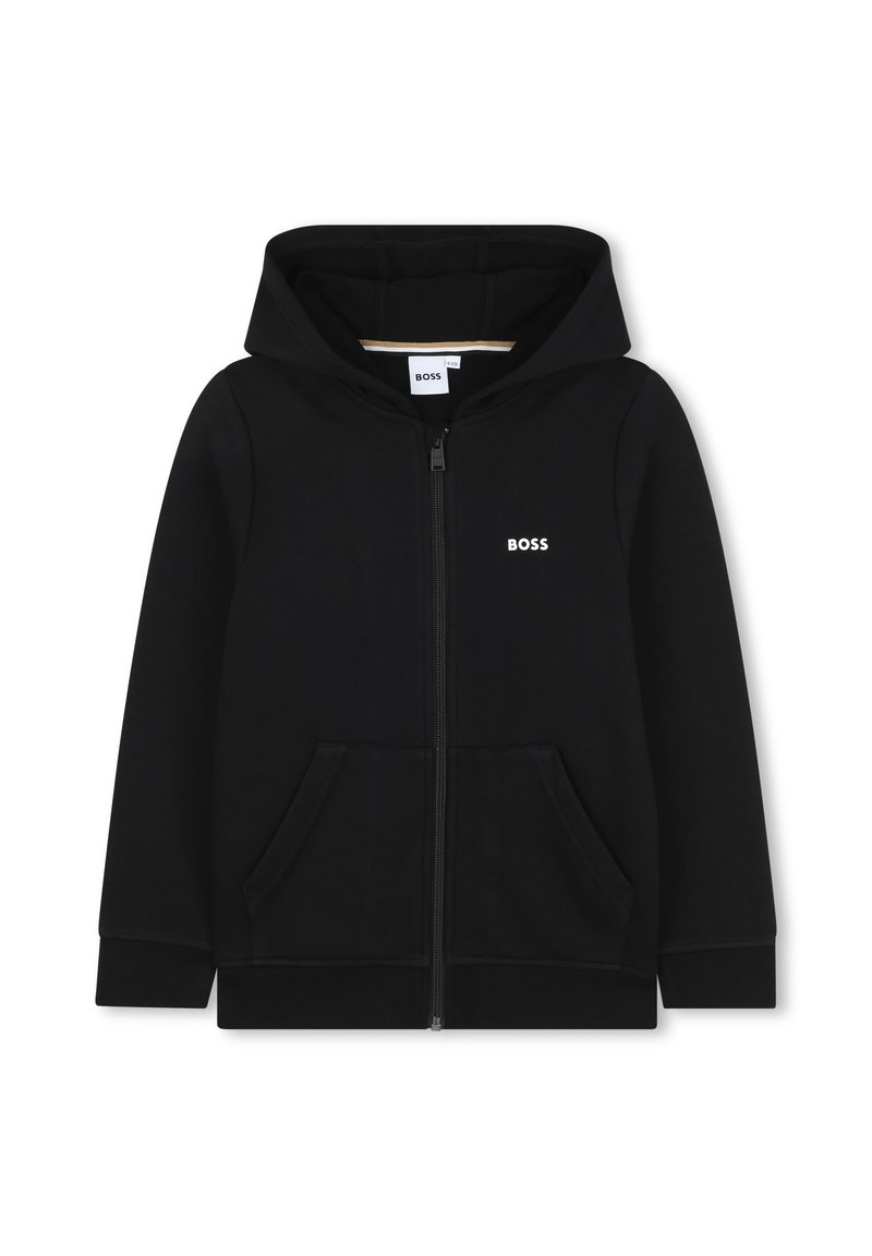 Haut à zip noir avec une poche frontale, tissu doux, capuche ajustable et logo blanc sur la poitrine gauche. Texture lisse et design minimaliste.