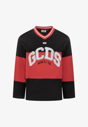 Maglia a maniche lunghe nera e rossa con colletto a V, grandi lettere bianche GCDS e testo "Milano Italy 1988" sul petto.