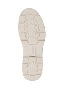Semelle en caoutchouc blanc avec une texture antidérapante, présentant un motif en zigzag et des accents hexagonaux, marquée "remonte" et taille 37.