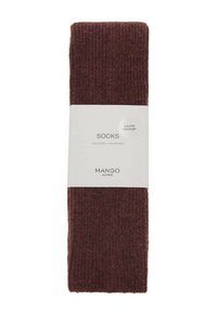 Șosete maro, cu nervuri, de lungime medie, având o etichetă pe care scrie "One Size" și "Mango Home." Materialul pare moale și texturat.