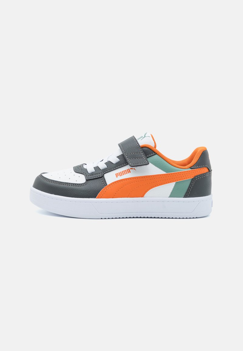 Baskets Puma avec une tige en cuir blanche et grise, des accents orange et teal, une sangle Velcro et une semelle en caoutchouc blanche.