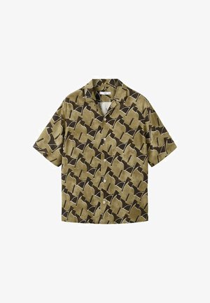 Koszula z krótkim rękawem w oliwkowym kolorze z abstrakcyjnym brązowym i białym wzorem geometrycznym, zapinana na guziki, z kołnierzykiem.