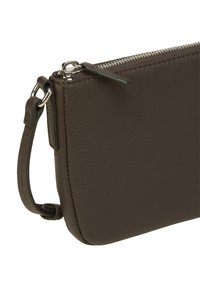 Braune Leder-Clutch mit strukturiertem Oberflächen, silbernem Reißverschluss und einem seitlichen Handgelenkriemen für einfaches Tragen.