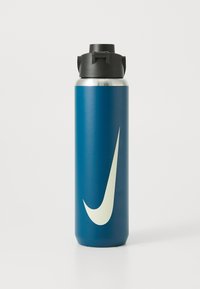 Rustfrit stål vandflaske i matte mørkeblå med en skrå form, sort låg og et stort hvidt Nike Swoosh-logo.