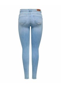 Jasnoniebieskie denimowe rurki z wysokim stanem, z dwoma tylnymi kieszeniami i brązową metką marki "ONLY" na pasku, pokazane od tyłu.