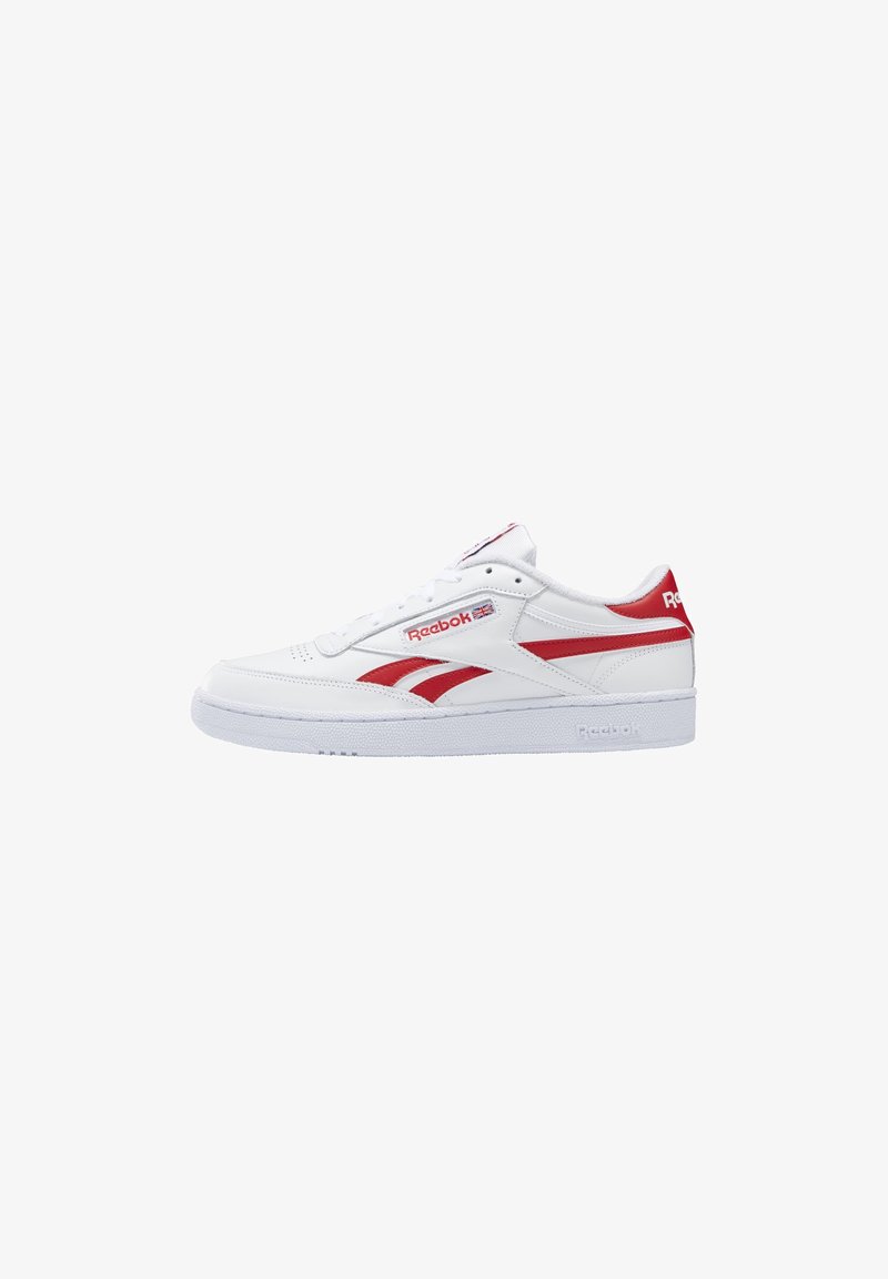 Sapatilha de couro branco com detalhes em vermelho, apresentando um colar e língua acolchoados, fecho de atacadores e detalhes da marca na lateral e no calcanhar.