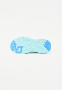 Helle blaue Sportschuhsohle mit strukturierten Grip-Mustern und einem dunkleren blauen Akzent; glatte Oberfläche mit erhöhten Bereichen für Halt.