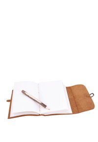Open leeg notitieboek met bruine leren omslag en een rustieke houten pen die diagonaal over de pagina's ligt op een witte achtergrond.