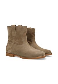 Botas de ante hasta el tobillo en marrón claro con punteras redondas, paneles laterales elásticos y una pestaña de tiro. Presentan un tacón de madera plano y un sutil detalle de costura.