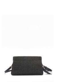 Borsa a mano nera con texture e motivo intrecciato irregolare, dotata di manico removibile e dettagli in metallo argentato.