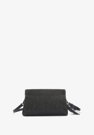 Schwarze, strukturierte Clutch-Tasche mit unregelmäßiger Webmusterung, ausgestattet mit einem abnehmbaren Handgelenkband und silbernen Hardware-Details.