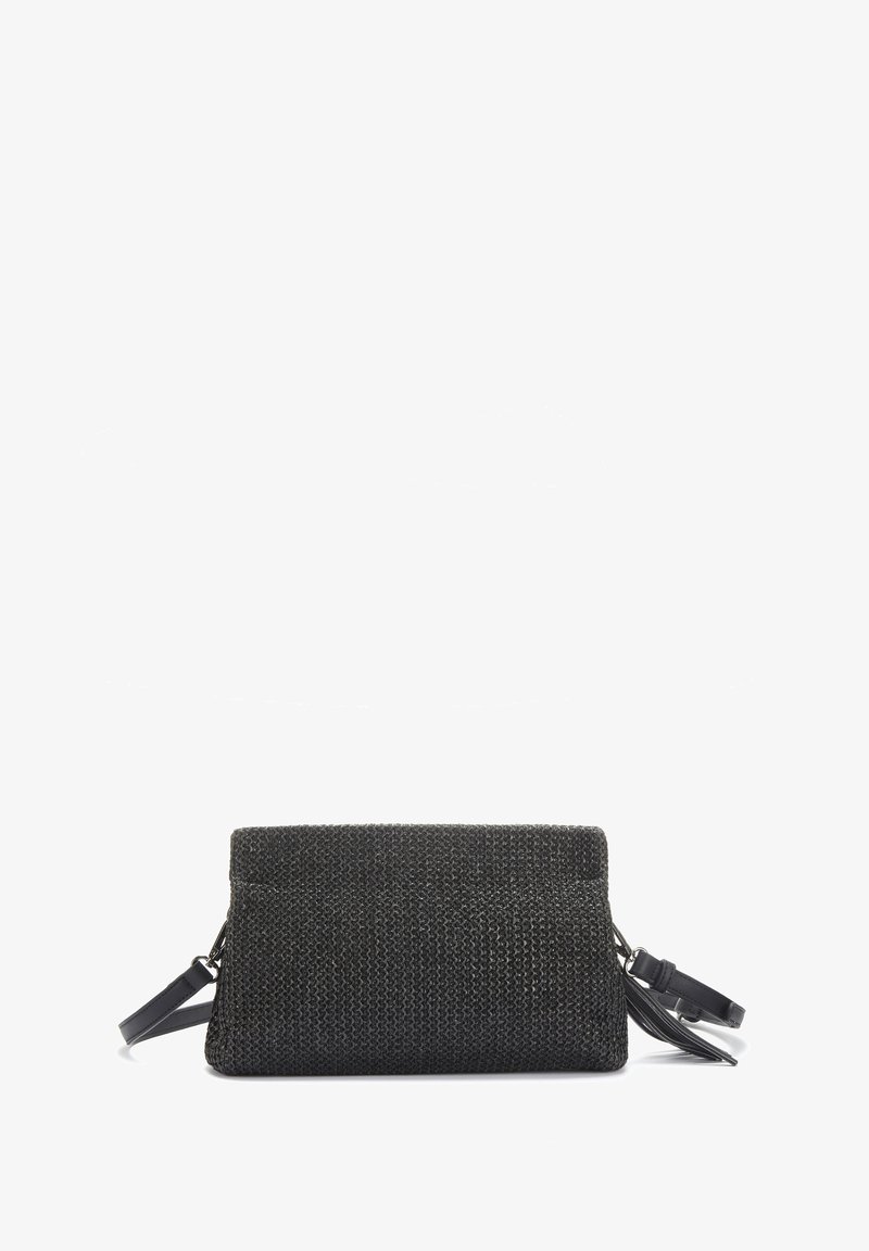 Zwarte clutch tas van textuur met een onregelmatig gevlochten patroon, voorzien van een afneembare polsband en accenten van zilver hardware.