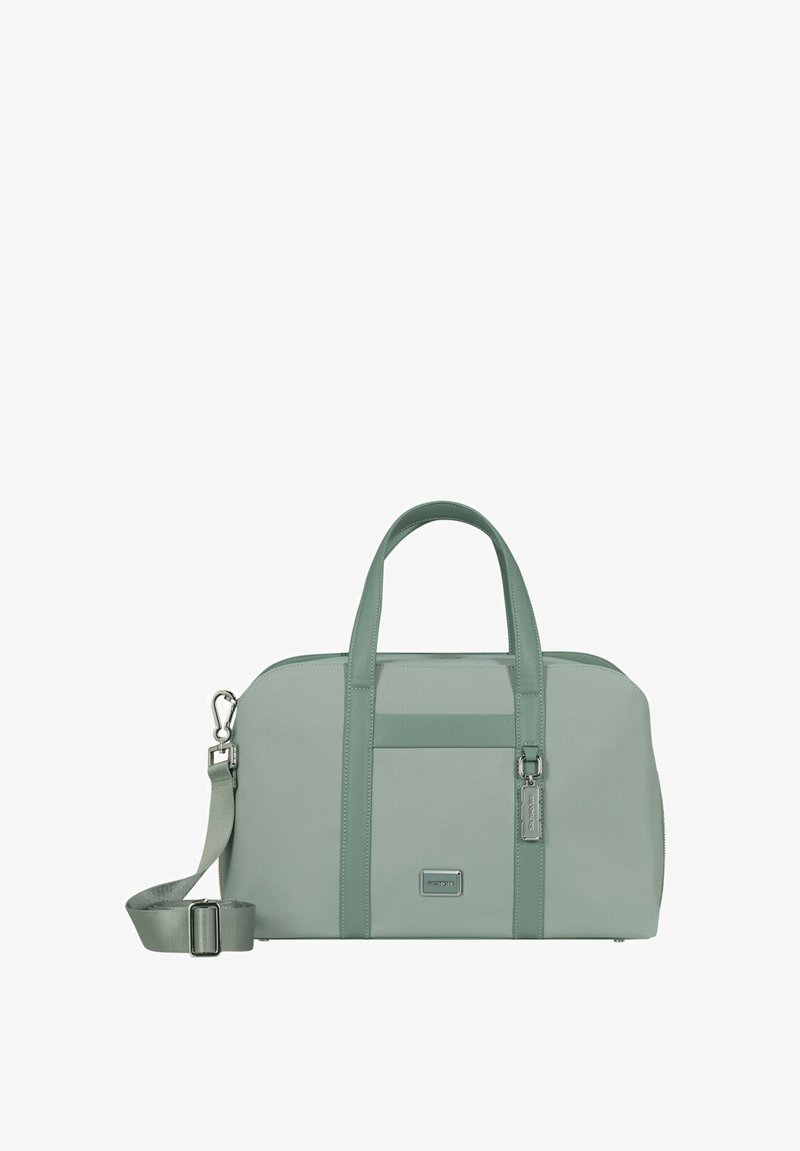 Grüner, strukturierter Stoffbeutel mit zwei Griffen, einem abnehmbaren Schulterriemen, einer Vordertasche und silbernen Hardware-Elementen. Hat eine rechteckige Form.