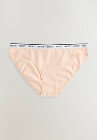 Peachfärgade sömlösa bikiniunderbyxor med ett svart och vitt elastiskt midjeband som har "NEXT"-logotypen upprepad. Mjuk, stretchig material med en slät yta.