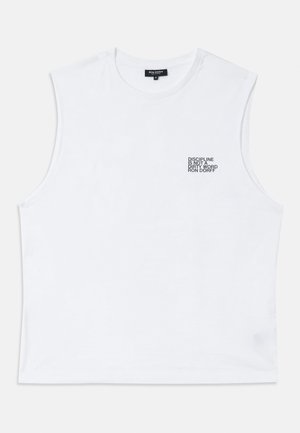 Hvid ærmeløs bomulds t-shirt med rund halsudskæring, der har grafisk tekst på venstre bryst, som siger "DISIPLIN ER IKKE ET BESKIDT ORD RON DORFF."