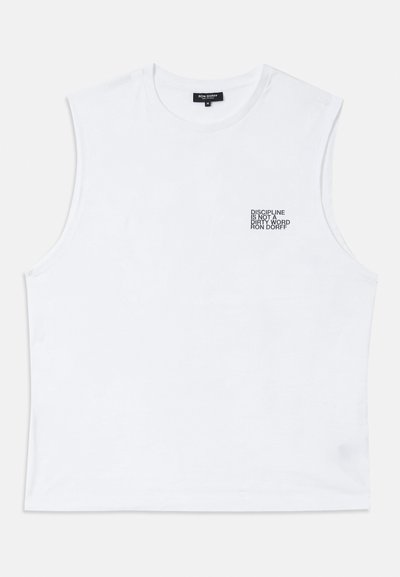 Valge ilma varrukateta puuvillane T-särk ümmarguse kaelusega, mille vasakul rinnal on graafiline tekst "DISTSIPLIIN EI OLE RÄMDA SÕNA RON DORFF."