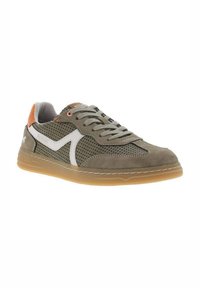 Sneakers en daim gris avec des accents en maille blanche, design perforé, lacets gris et détail au talon orange. Semelle extérieure en caoutchouc de couleur brun clair.