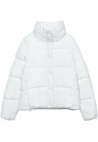 Hvid dynejakke med høj krave, der har et quiltet design, knapper foran og en kort pasform. Glat tekstur, letvægt.