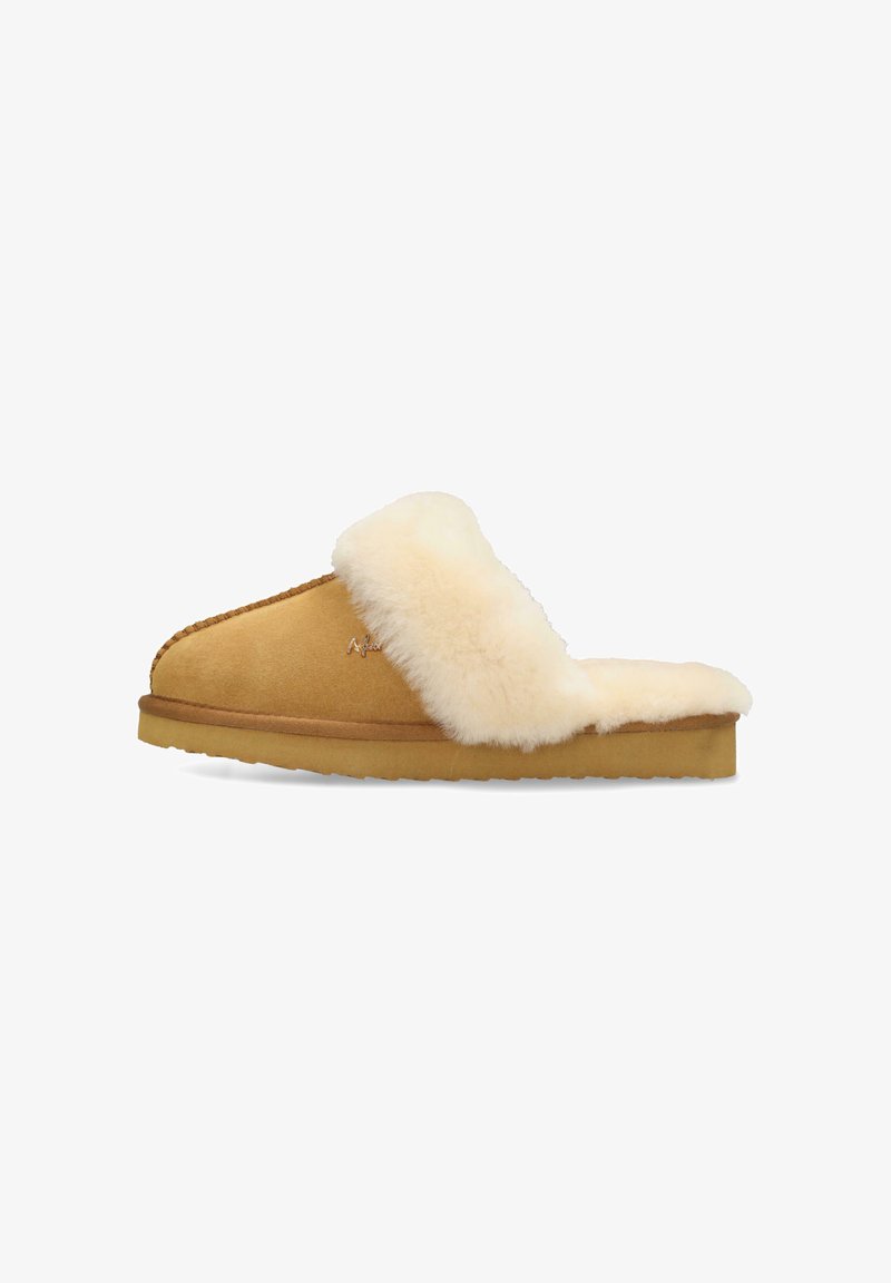 Bruna mockasiner i mocka med en krämfärgad fårskinnskrage, platt sula och dekorativ sömnad längs kanten. Enkel design utan hårdvara.