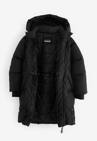 Sort pufferjakke med hætte, der har en quiltet design, faux fur-foring og trykknapdetaljer. Indvendigt mærke viser "BAKER."