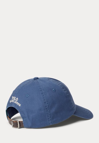 Μπλε καπέλο μπέιζμπολ Polo Ralph Lauren με ρυθμιζόμενο καφέ δερμάτινο λουράκι και κεντημένο λογότυπο στο πίσω μέρος.