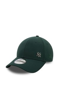 Sötétzöld baseball sapka kerek koronával, ívelt napellenzővel és hímzett ezüst "NY" logóval az előlapon. Simább anyagból készült.