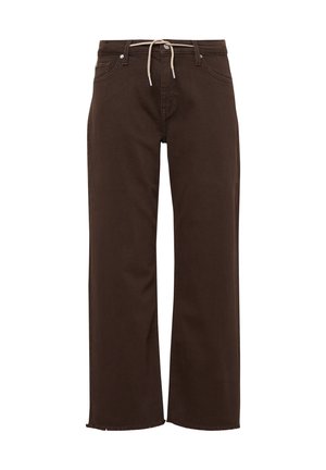 Pantalons larges marron en tissu doux, avec une taille à cordon de serrage et un ourlet brut. Pas de poches visibles ni de détails en métal.