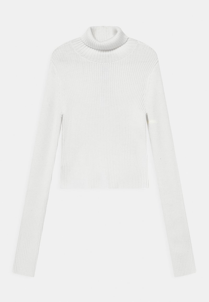 Pull col roulé blanc en maille côtelée avec manches longues et silhouette ajustée, légèrement courte.