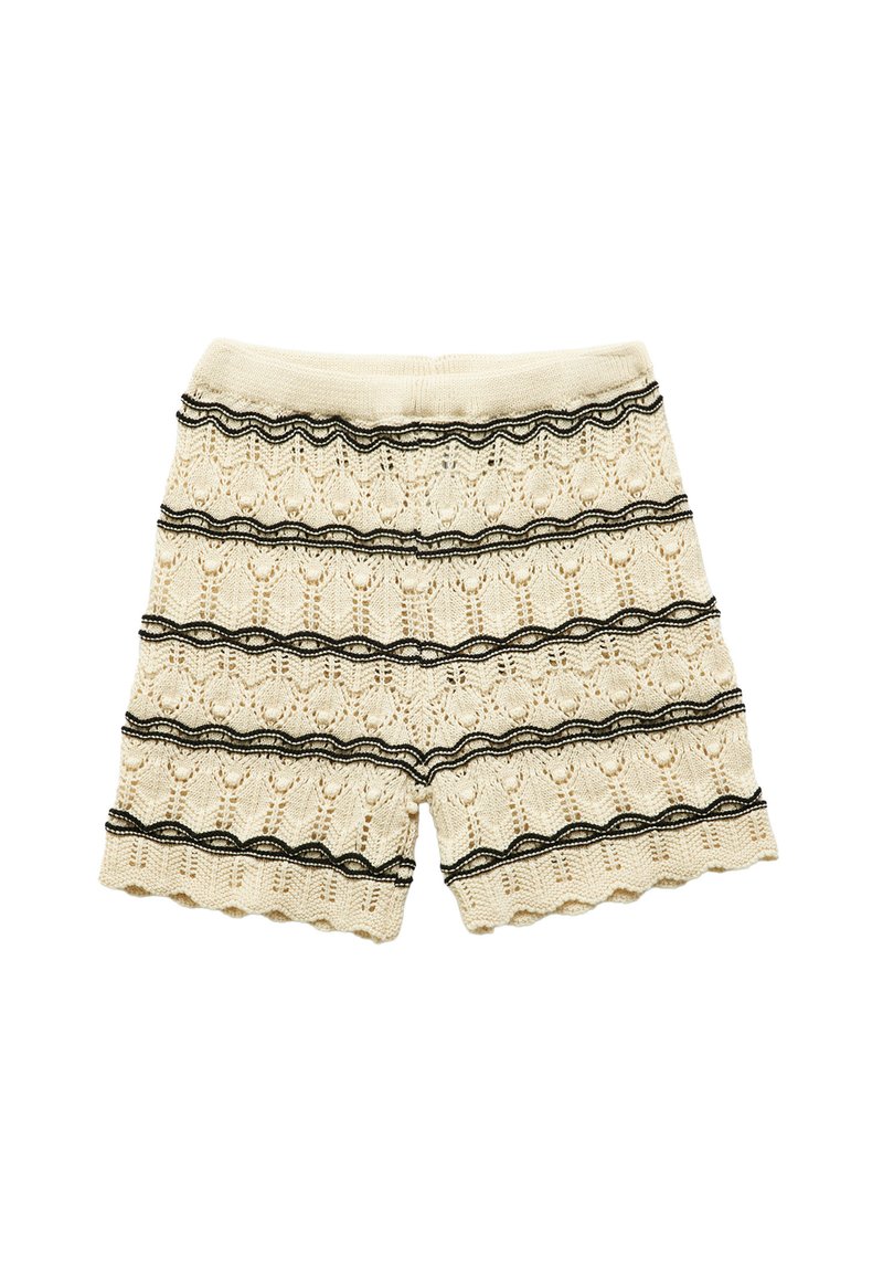 Kermanu knit-shorts vaaleancremistä väristä mustilla vaaka-viivoilla. Ominaisuuksia ovat kaarevat reunat, teksturoitu kuvio sekä joustava vyötärö. 