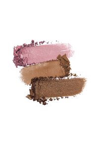 Tre campioni di trucco: in alto un rosa chiaro, al centro un beige caldo, in basso un marrone scuro con scintillio. Tutti hanno una texture fine e polverosa.