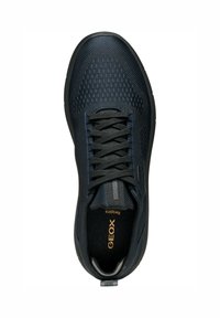 Zapatilla transpirable en negro y azul marino con parte superior de malla texturizada, puntera redonda y diseño con cordones. Presenta el logo dorado "GEOX" en la plantilla.