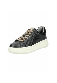 Schwarzer Ledersneaker mit geprägtem Muster, weißer Gummisohle und beigen Schnürsenkeln. Hat eine abgerundete Zehenpartie und einen gepolsterten Knöchelkragen.