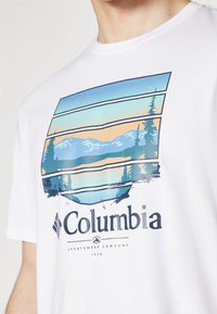 Columbia PATH LAKE™ GRAPHIC TEE  - T-shirts print - white/colorful