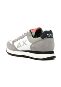 Sneaker in suede grigio e pelle bianca con un tallone nero che presenta la scritta "1968", linguetta rosa e suola in gomma testurizzata.