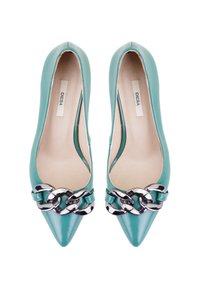 Talons hauts en cuir verni turquoise à bout pointu, avec un détail en chaîne argenté à l'avant et une semelle intérieure beige.