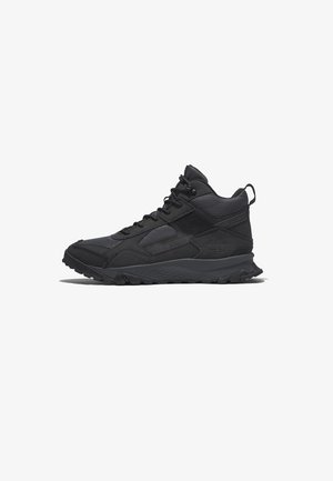 Czarne półwysokie sneakersy trekkingowe z połączeniem materiałów teksturowanych i gładkich, trwałą gumową podeszwą oraz tylną pętlą do zakupu.