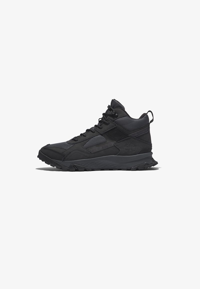 Czarne półwysokie sneakersy trekkingowe z połączeniem materiałów teksturowanych i gładkich, trwałą gumową podeszwą oraz tylną pętlą do zakupu.