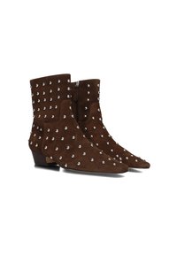 Bruine suède enkelboots met kleine zilveren studs, puntige neuzen, lage gestapelde hakken en zijkant ritsen.
