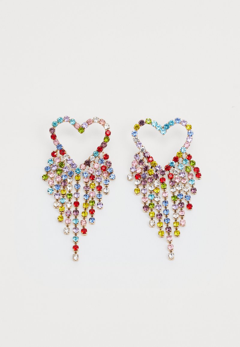 Farverige krystalearrings i hjerteform, der har kaskader af ædelsten i pink, rød, blå, grøn og gul. Metal accenter i sølvfarve.