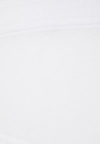 Tela de algodón blanca con una textura suave y un tejido uniforme. Presenta costuras sutiles a lo largo de los bordes. Variaciones o patrones visibles mínimos.