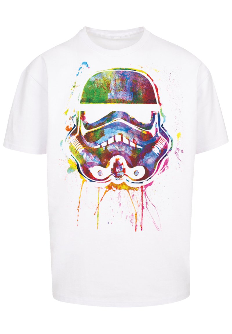 Hvit bomulls t-skjorte med et fargerikt, sprutet Stormtrooper-hjelm grafikk i midten, med livlige nyanser av blått, gult og rosa.