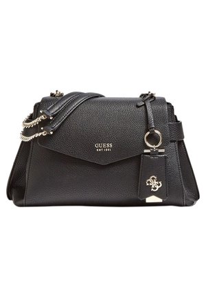 Schwarze, genarbte Ledertasche von Guess mit silbernen Kettenriemen, Klappe vorne, Logo "GUESS EST 1981" und dekorativem hängenden Anhänger mit Metallringen.