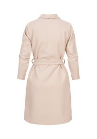 Beżowa sukienka z paskiem, kołnierzykiem, rękawami do połowy przedramienia oraz miękką, gładką tkaniną. Posiada dopasowany krój podkreślający talię.