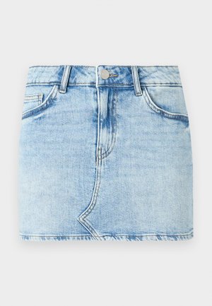 Svijetloplava traper minica s klasičnim dizajnom pet džepova, s prednjim zatvaranjem na kopče i detaljem odmršenog ruba.